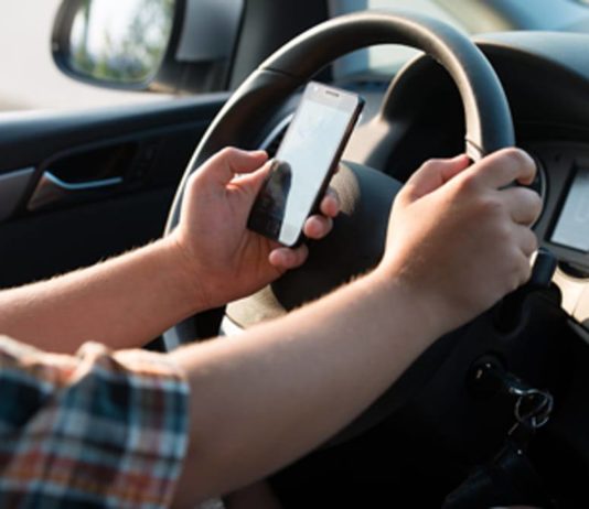 Estate in auto senza rinunciare a comunicare? Ecco un paio di App utili.